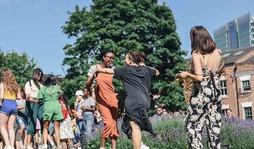 LIVE MUSIC IN THE SQUARE
